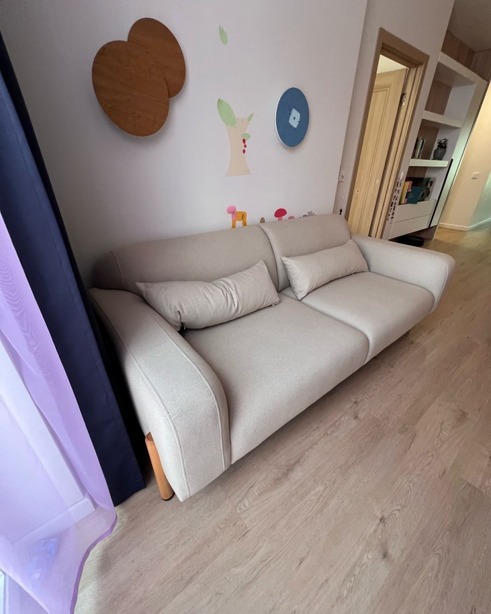 сегодня суббота, значит пришло время для нашей постоянной и любимой подборки #annkiathome — это фотографии, которыми вы с нами делитесь: иногда это кадры сразу после распаковки, иногда это будничная рутина, иногда это интерьерные съёмки… но всегда эти кадры живые. без фильтров и прочих прикрас.

(a)objects:
1 — диван plus+ / 3 модуля (2 козетки + 1 подлокотник + пуф) #plus_sofa 
2-3 —диван hero #hero_sofa 
4-5 — кастомный диван (геометричный)
6-7 — кастомный диван (полукруглый)
8 — диван plus+ / 3 модуля 
9 — кресло steve++
10 — статья clover classic / массив дерева + масло, цвет: milk #clover_bench 
11 — кровать sóva #sova_bed
12 — диван plus+ / базовая конфигурация: 2 модуля + 2 подлокотника 
13 — кровать basic #basic_bed