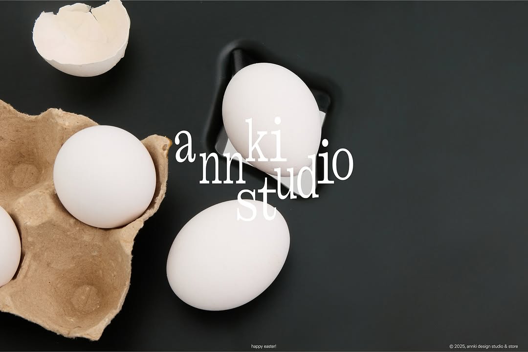 это неделя до пасхи. ловите занимательные факты о яйце, точнее о его форме и символических значениях:

- чистота — овальная форма считается идеальной и симметричной, которая представляет собой гармонию и равновесие. это фирменная форма annki®. присмотритесь, если никогда не замечали ;)

- бесконечность и цикличность вселенной — это символы формы яйца в мифологии.  а взрыв, расширение, сжатие — в науке*.

- сотворение — яйцо представляет момент, когда начинается жизнь. ассоциируется с началом весны, обновлением и праздниками воссоздания. в ритуалах пасхи яйцо символизирует чудесное воскресение иисуса: первоначально мёртвое яйцо с наступлением определённого срока перерождается в живое существо.

- начало развития, движение, потенциал для роста и возможности — нам нравится такой символизм!

*следует отметить, что символическое значение формы яйца не имеет научного обоснования.

———
(a)object: clover 2.0 bench
col: dark emerald 
#clover_bench