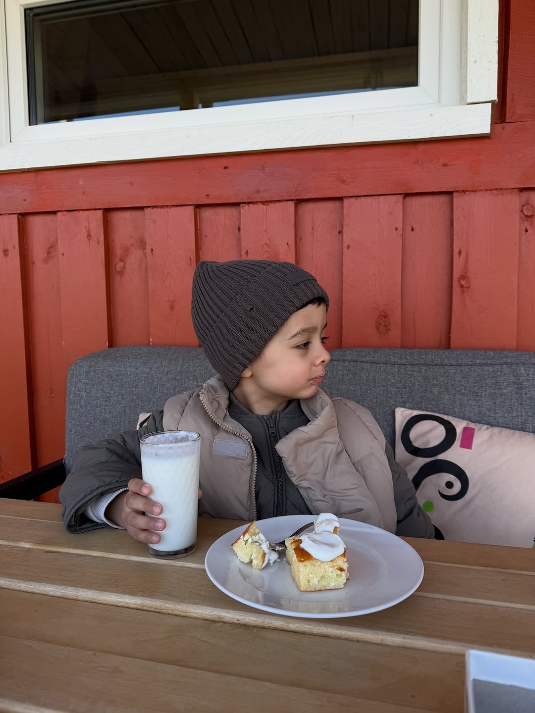 Спонтанные выходные вдали от суеты, блокировки связи и перекрытии всех дорог.
Электричка и через 2 часа мы в лесу, в месте, где совсем другой мир, где Ратмир пил настоящее молоко с творожной запеканкой, где была уха на костре и вид на лес. Лес. Я влюбиласьв лес!

Твердо решила, раз в месяц вот так посещать одно новое местечко. 
Если знаете классные, делитесь со мной)