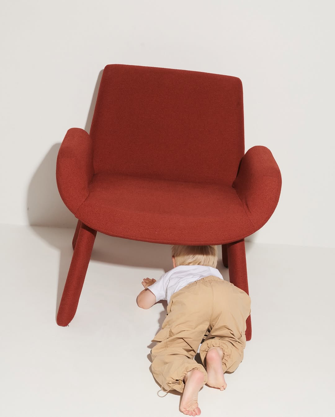 «в каждом взрослом живёт ребёнок, который хочет играть»*

с днём защиты детей! — и тех, что подрастают, и тех, что живут внутри нас. пусть даже в повседневной рутине у вас остаётся место для лёгкости, спонтанности и игривости :)

*цитата к.г. юнг

———
(a)object: steve++
upholstery: eco wool, made in belgium 
col: terra
#steve_chair_armrests