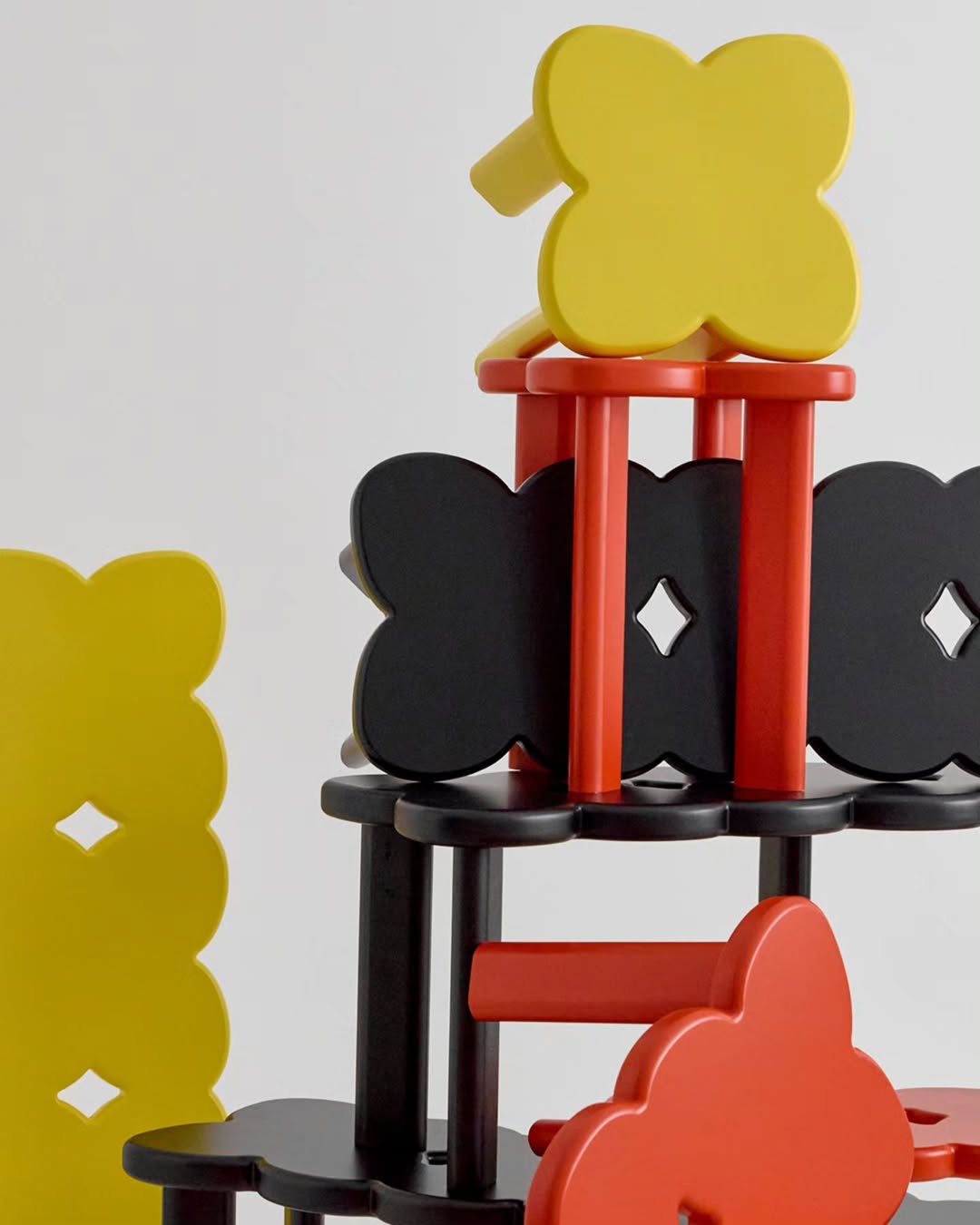 Скамьи и табуреты clover вдохновлены символом бренда annki @annki.studio – цветком четырехлистного клевера. Их характер может быть разным: от минималистично строгого до по-детски наивного и яркого.

Выбирайте и заказывайте на сайте SAMPLE.