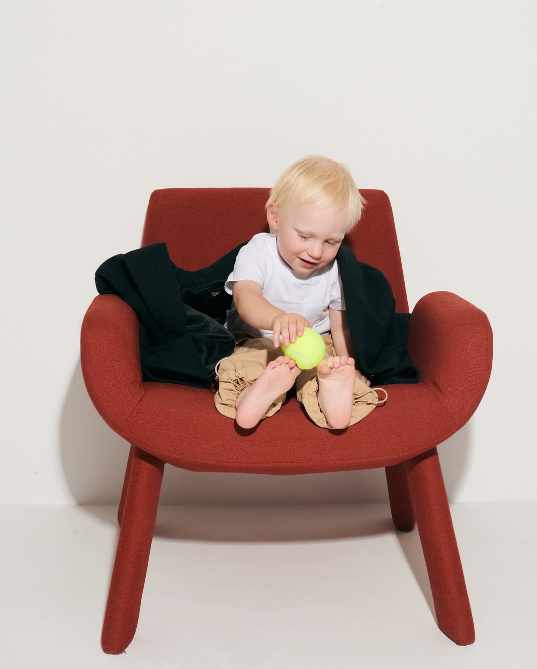 «в каждом взрослом живёт ребёнок, который хочет играть»*

с днём защиты детей! — и тех, что подрастают, и тех, что живут внутри нас. пусть даже в повседневной рутине у вас остаётся место для лёгкости, спонтанности и игривости :)

*цитата к.г. юнг

———
(a)object: steve++
upholstery: eco wool, made in belgium 
col: terra
#steve_chair_armrests