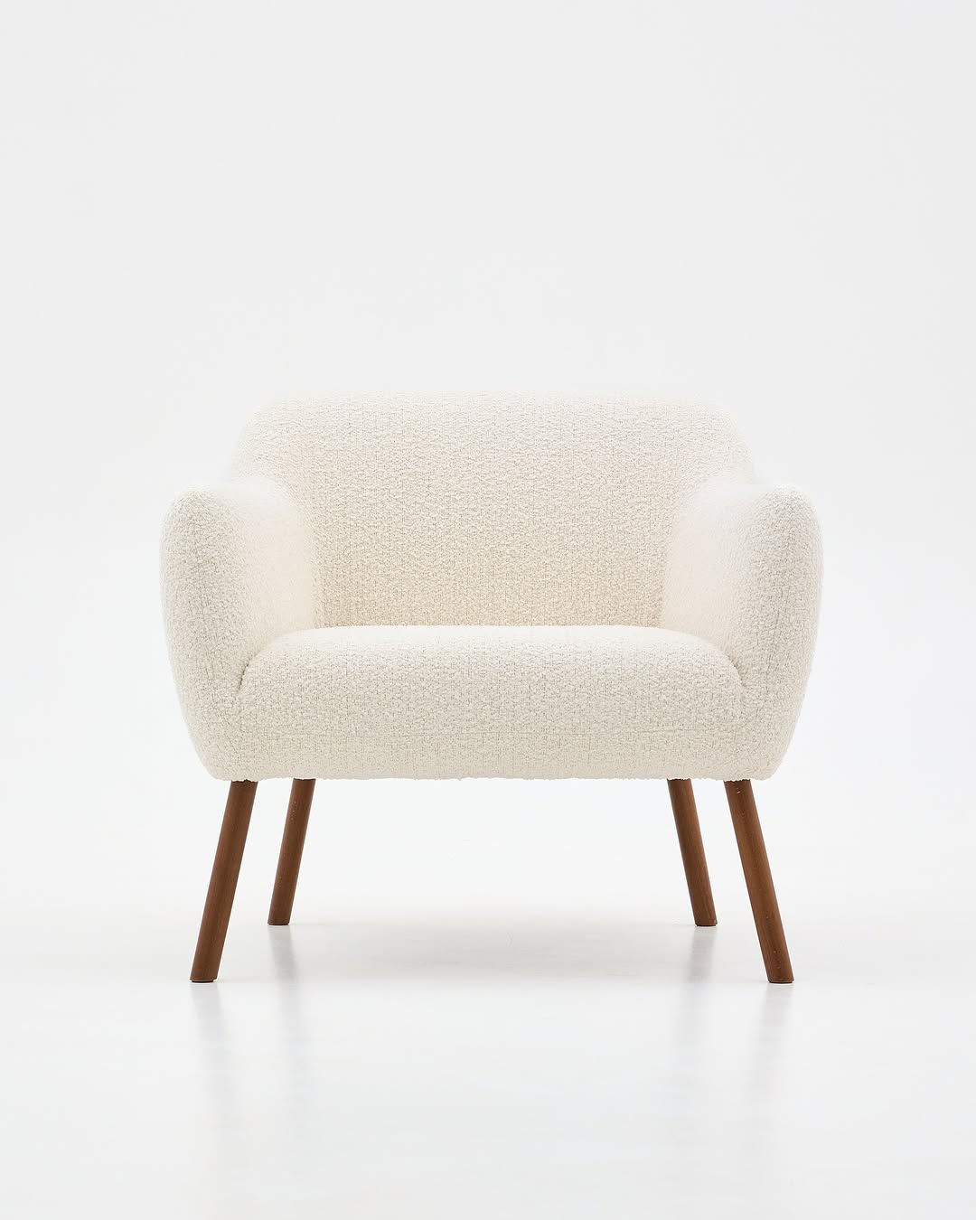 кресло ernest балансирует между строгими линиями и уютным букле. так же как и мы стараемся поддерживать равновесие между рабочими обязанностями и искренней детской наивностью.

——
(a)object: ernest armchair
upholstery: buckle
col: milk
base: wood
#ernest_chair