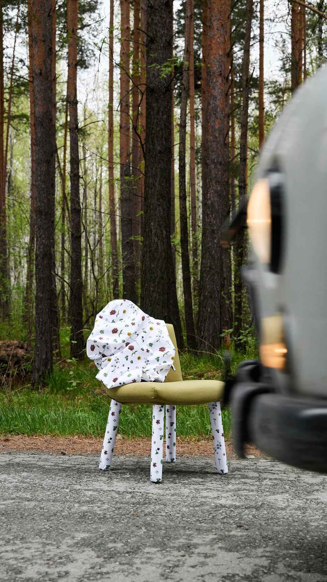 звёздное лето annki® — стул в цветах, лесничий в кадре, музыка в сердце.

———
(a)object: steve dinner chair 
upholstery: eco wool, made in belgium / col: grass
#steve_dinner_chair 
(a)skin: dacha
#annki_skins