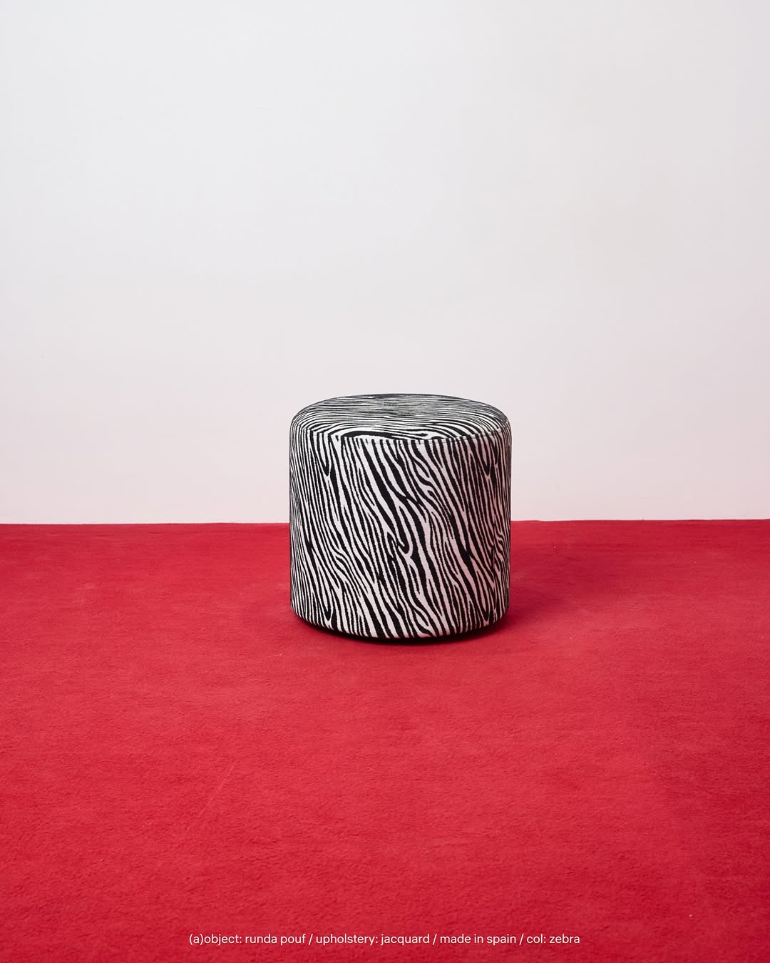 «черная полоса сменяет белую, а за неудачами следует успех»

предмет, способный сделать любой интерьер запоминающимся — пуф runda. мы знаем, как вам нравится жаккард в расцветке zebra и разделяем вашу любовь, поэтому произвели базовый предмет в анималистичном принте. 

——
(a)object: runda pouf 
upholstery: jacquard / made in spain 
col: zebra
#runda_pouf