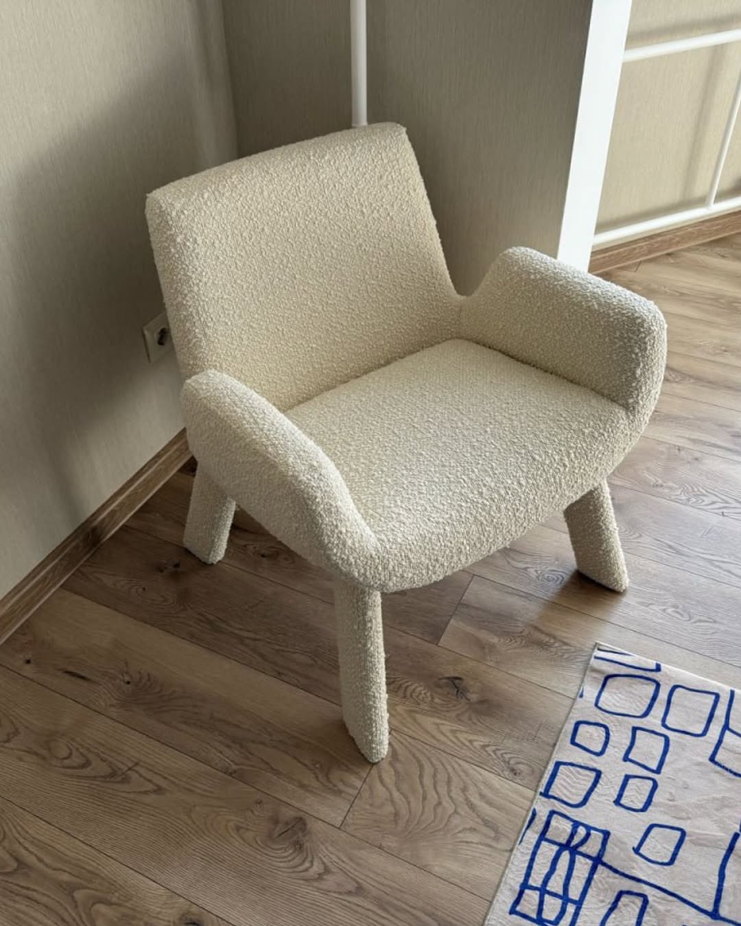 сегодня суббота, значит пришло время для нашей постоянной и любимой подборки #annkiathome — это фотографии, которыми вы с нами делитесь: иногда это кадры сразу после распаковки, иногда это будничная рутина, иногда это интерьерные съёмки… но всегда эти кадры живые. без фильтров и прочих прикрас.

(a)objects:
1 — диван plus+ / 3 модуля (2 козетки + 1 подлокотник + пуф) #plus_sofa 
2-3 —диван hero #hero_sofa 
4-5 — кастомный диван (геометричный)
6-7 — кастомный диван (полукруглый)
8 — диван plus+ / 3 модуля 
9 — кресло steve++
10 — статья clover classic / массив дерева + масло, цвет: milk #clover_bench 
11 — кровать sóva #sova_bed
12 — диван plus+ / базовая конфигурация: 2 модуля + 2 подлокотника 
13 — кровать basic #basic_bed