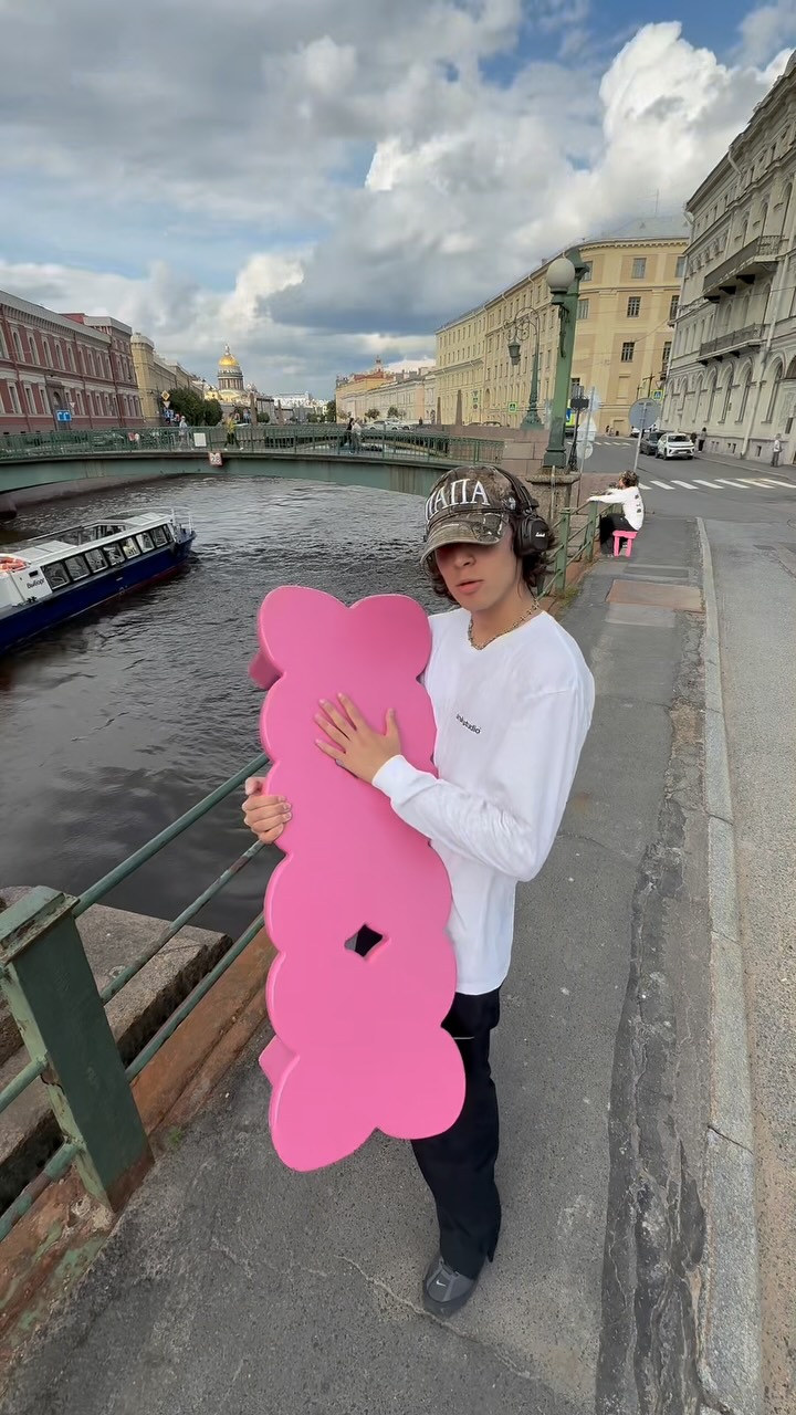 Теперь меня не разлучить с моей любимой ЛАВОЧКОЙ от @annki.studio 

На ней удобно ( сидеть, смотреть, стоять, лежать, ну и еще очень много всего) 

Мы часто гуляем вдвоем,  я заметил, что все на нее смотрят, наверное потому что это ЛАВОЧКА 

MUSIC BY : @toxis_slimey 

#housedancer #housedance #dance #toxis