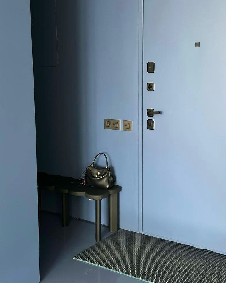 #annkiathome — постоянная рубрика, где вы делитесь кадрами с предметами annki. без фильтров и фотошопа. 

сегодня это фото как клиентов, так и партнеров [где вы всегда сможете вживую познакомиться с нашими предметами]

———
на фото: 
1, 2 — стулья steve dinner / eco wool / col: terra, grass 
3 — кровать cube / eco wool, linen / col: natural
4, 5 — террасная мебель для жк «на некрасова», екатеринбург / @brusnika.company 
6, 7 — кровать sóva / leather / col: cognac 
8 — скамья clover 2.0 / col: blue
9, 10 — диван для универмага bolshoy @bolshoy.me 
11 — скамья clover / wood / @vardanchiiiiks 
12 — кресло bono / buckle / col: dark grey / ånnki factory
13 — табурет clover 2.0 / col: pink
14 — кресла steve / velour / col: pink
15 — скамья clover 2.0 / col: black
16 — кресло steve / eco wool / col: grass / @pirozhnikov_dmitry 
17 — кресло steve / buckle / col: milk / @moonswoon