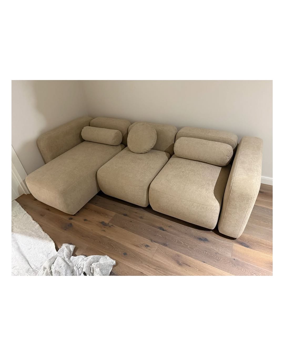 сегодня суббота, значит пришло время для нашей постоянной и любимой подборки #annkiathome — это фотографии, которыми вы с нами делитесь: иногда это кадры сразу после распаковки, иногда это будничная рутина, иногда это интерьерные съёмки… но всегда эти кадры живые. без фильтров и прочих прикрас.

(a)objects:
1 — диван plus+ / 3 модуля (2 козетки + 1 подлокотник + пуф) #plus_sofa 
2-3 —диван hero #hero_sofa 
4-5 — кастомный диван (геометричный)
6-7 — кастомный диван (полукруглый)
8 — диван plus+ / 3 модуля 
9 — кресло steve++
10 — статья clover classic / массив дерева + масло, цвет: milk #clover_bench 
11 — кровать sóva #sova_bed
12 — диван plus+ / базовая конфигурация: 2 модуля + 2 подлокотника 
13 — кровать basic #basic_bed