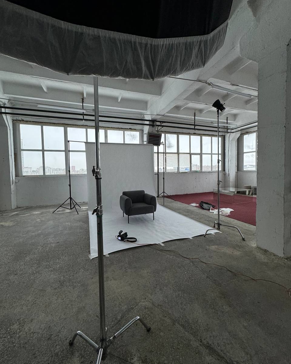 #annkiathome — постоянная рубрика, где вы делитесь кадрами с предметами annki. без фильтров и фотошопа. 

сегодня это фото как клиентов, так и партнеров [где вы всегда сможете вживую познакомиться с нашими предметами]

———
на фото: 
1, 2 — стулья steve dinner / eco wool / col: terra, grass 
3 — кровать cube / eco wool, linen / col: natural
4, 5 — террасная мебель для жк «на некрасова», екатеринбург / @brusnika.company 
6, 7 — кровать sóva / leather / col: cognac 
8 — скамья clover 2.0 / col: blue
9, 10 — диван для универмага bolshoy @bolshoy.me 
11 — скамья clover / wood / @vardanchiiiiks 
12 — кресло bono / buckle / col: dark grey / ånnki factory
13 — табурет clover 2.0 / col: pink
14 — кресла steve / velour / col: pink
15 — скамья clover 2.0 / col: black
16 — кресло steve / eco wool / col: grass / @pirozhnikov_dmitry 
17 — кресло steve / buckle / col: milk / @moonswoon