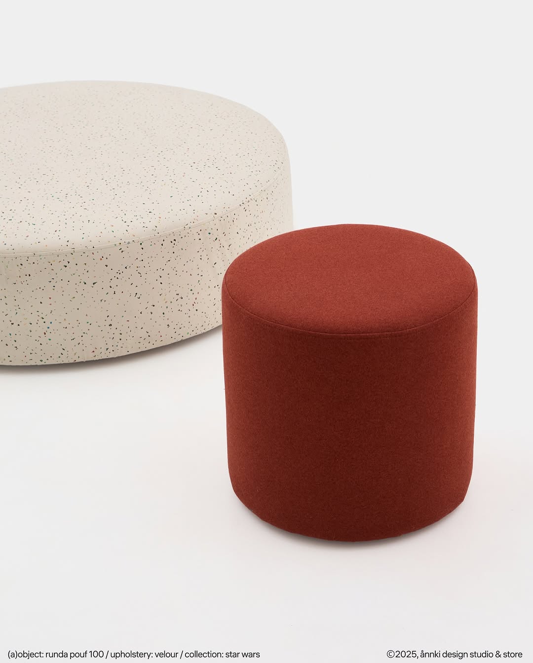 пуф runda не просится в центр внимания, но всегда оказывается там, где нужно.
под ноги, под книгу, под поднос с кофе, для сумки, для гостей — всегда кстати.

———
(a)object: runda pouf 40
upholstery: eco wool
col: terra
#runda_pouf