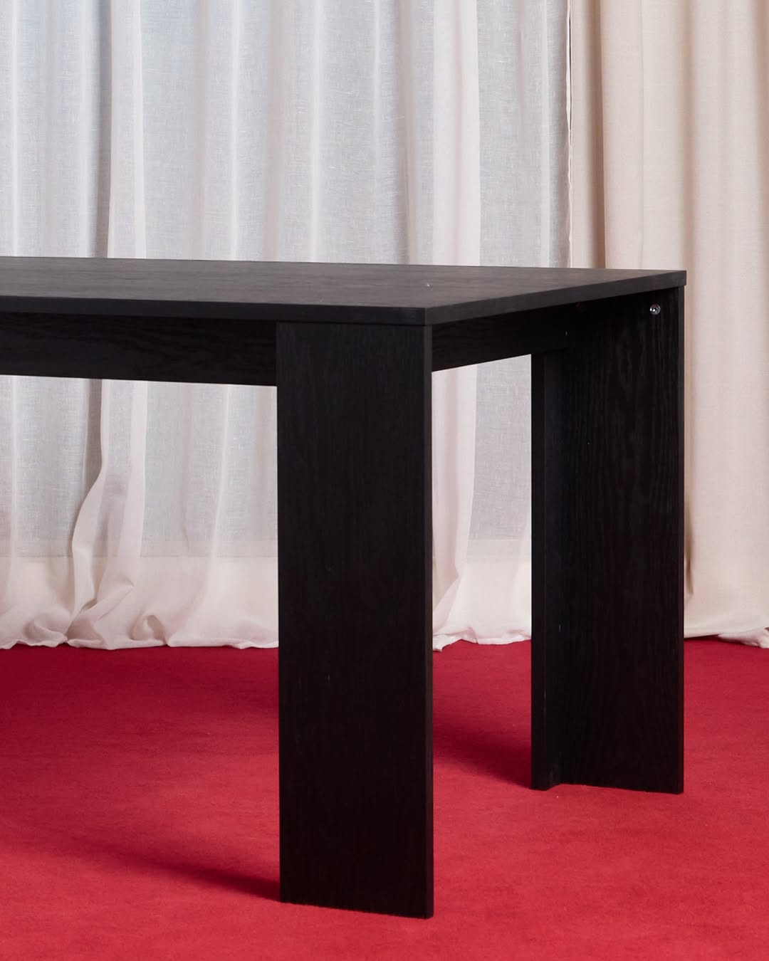 стол bill — главная точка притяжения: на вечеринке, семейном ужине или деловой встрече. 

модель доступна в 2 конфигурациях: классической (1650 х 1000 мм) и раскладной (2200 х 1000 мм). а шпонированную фанеру можно затонировать или покрасить в любой цвет на ваш выбор. 

—— 
(a)object: bill table
col: black
#bill_table